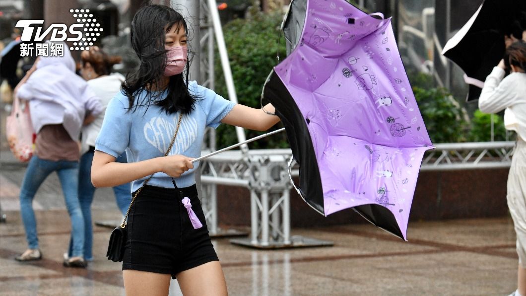 海葵颱風登陸，專家預估現在至深夜將是風雨最劇烈的時刻。（圖／胡瑞麒攝）