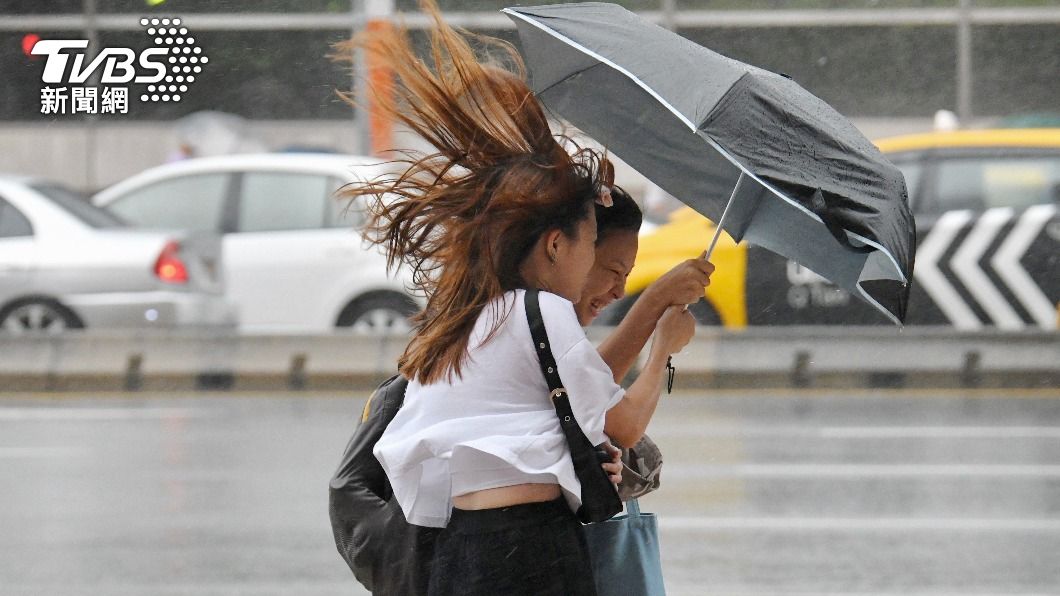 根據氣象局最新預報，明（4）日只剩6縣市有望放到颱風假。（圖／胡瑞麒攝）