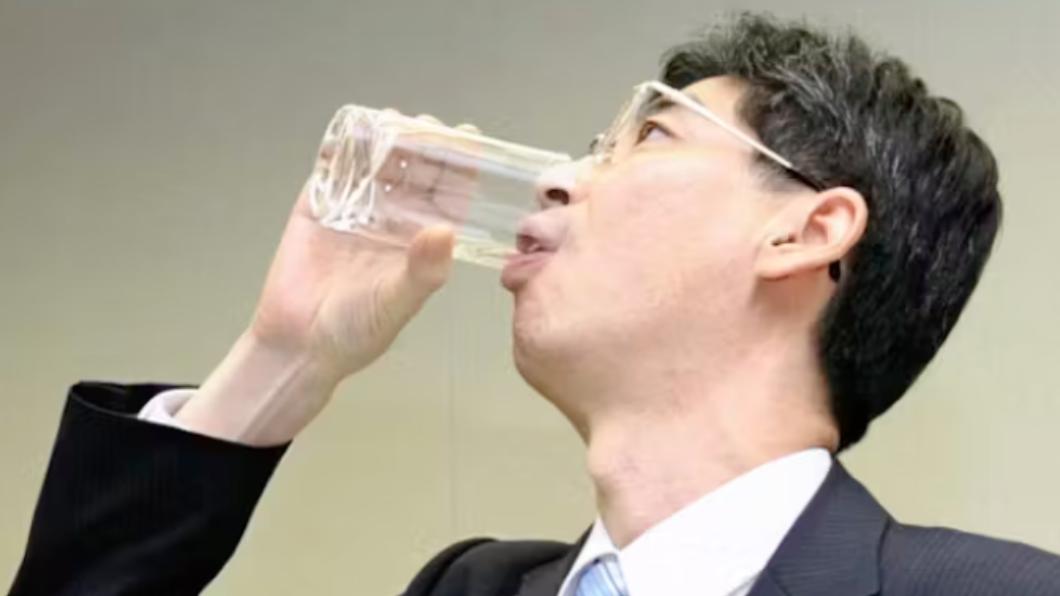 日本前環境副大臣園田康博2011年喝下核處理水。（圖／翻攝自推特＠zonghengjp）