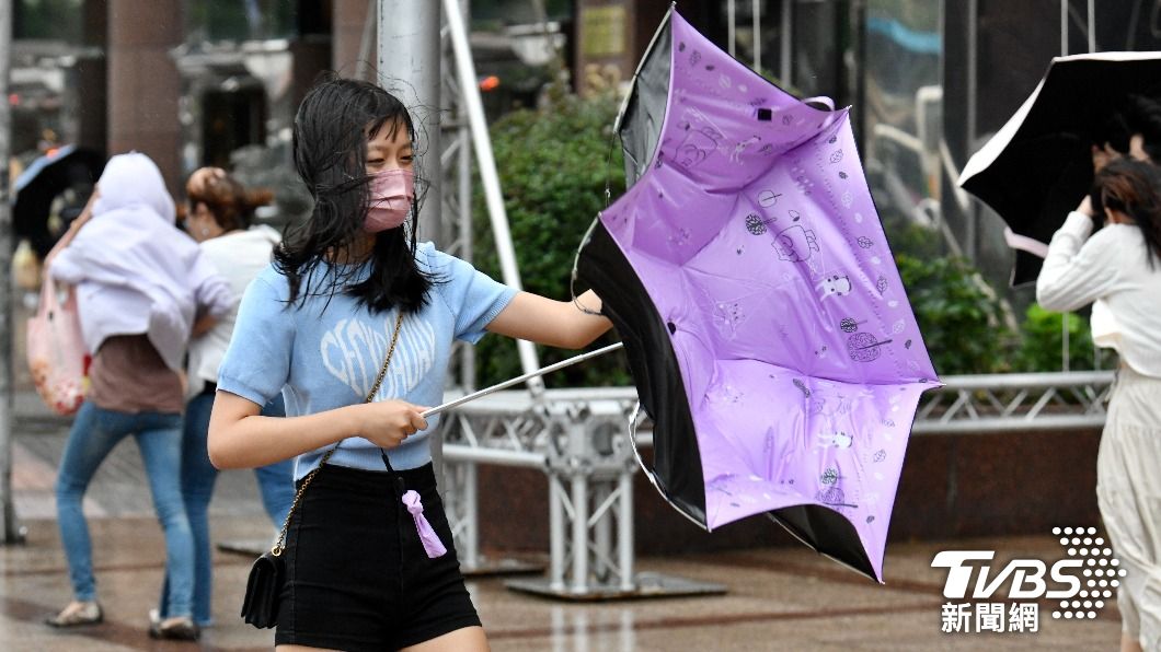 小犬颱風掃過南台灣，北部地區仍有風雨。（圖／TVBS資料畫面）