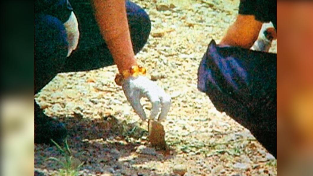 警方在現場採證到有血掌印的鵝卵石，最後成為翻案關鍵。（圖／東森新聞提供）
