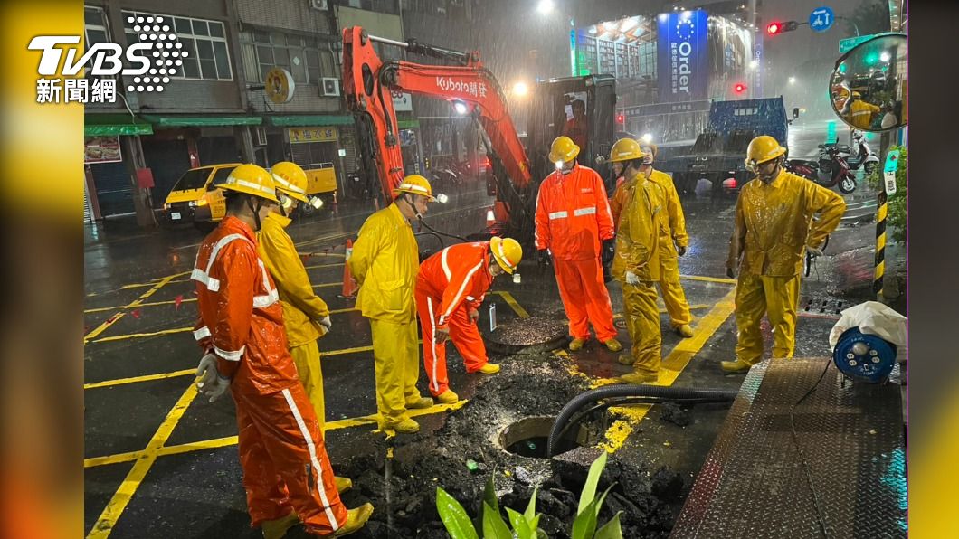 梓官一處工廠圍牆、鐵皮波浪板因風速過大掀起壓斷台電線路，台電同仁於現場進行斷線復舊。（圖／TVBS）