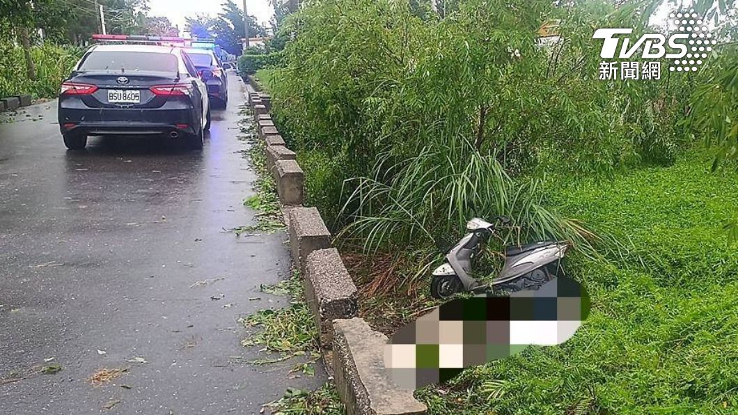 颱風日台東關山老伯疑騎車自摔，竟倒臥雜草堆當場死亡。（圖／TVBS）
