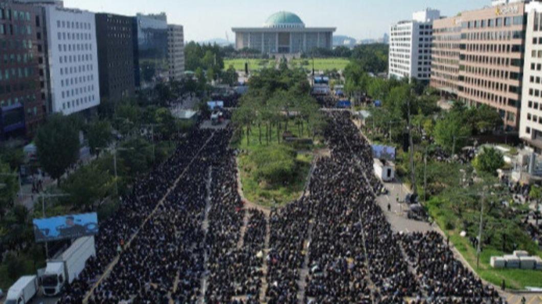 數萬南韓教師今（4）日集體請假「迂迴罷工」，圖為2日下午紀念集會，約有50萬人參加。（圖／翻攝自《東亞日報》）