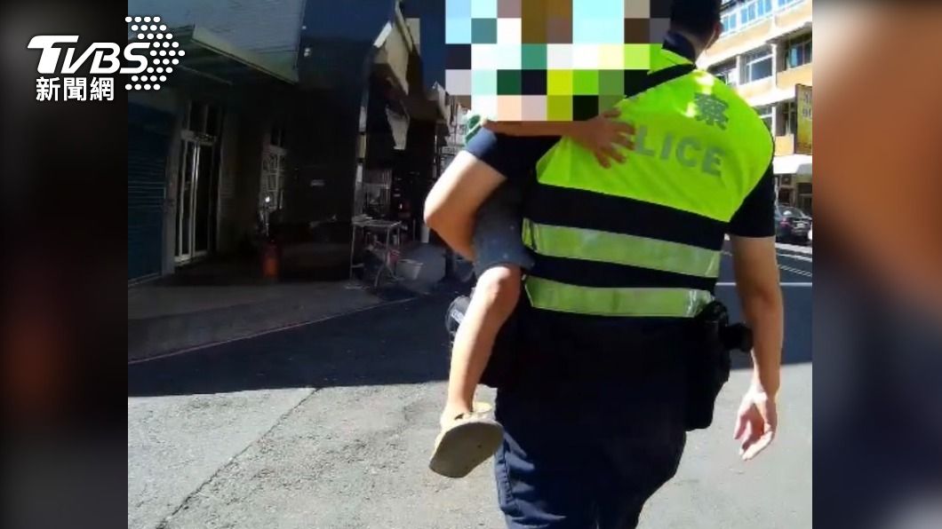 員警抱起男童安撫，陪伴一起找媽媽。（圖／TVBS）