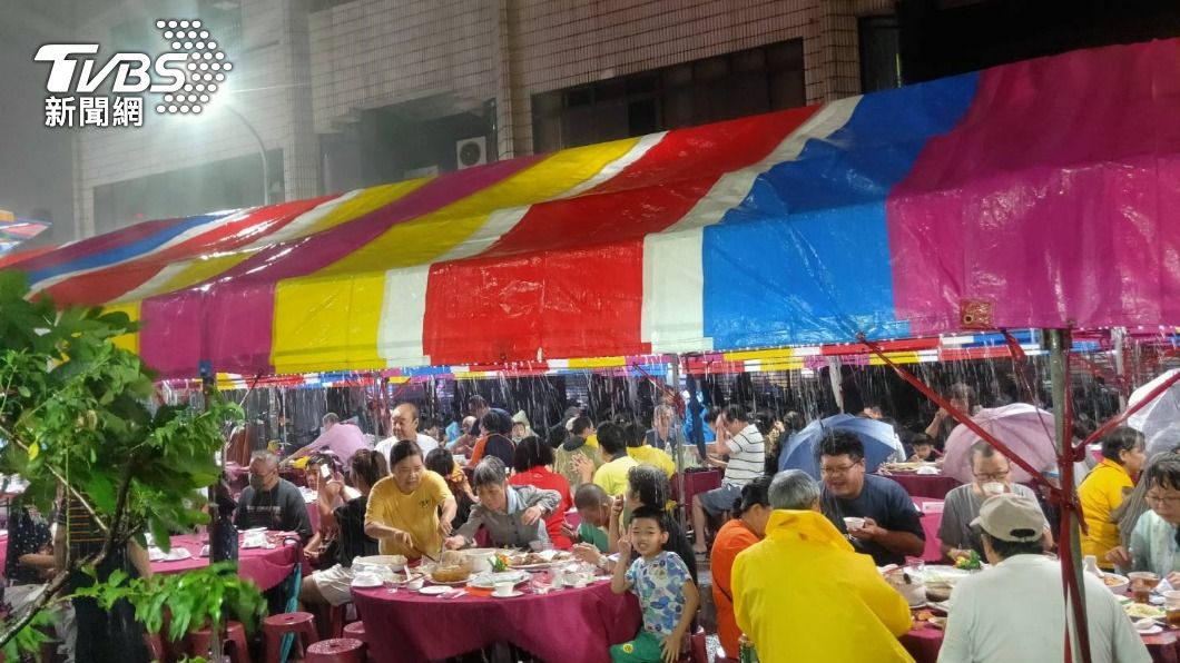 The Hungry Ghost Festival in Kaohsiung’s Fong Yi Ching Fu Gong Temple proceeded as scheduled despite Hungry Ghost Festival in Kaohsiung battles Typhoon Haikui