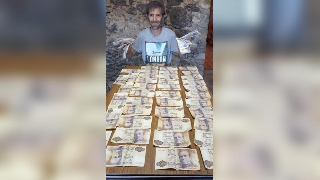 皮內羅（Toño Piñeiro）在40年老宅發現195萬紙鈔。（圖／翻攝自《每日星報》）