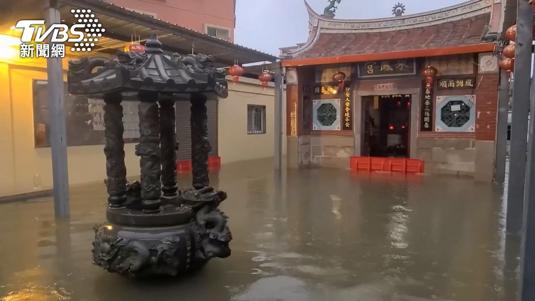 金門當地一間廟宇水淹50公分。（圖／TVBS）