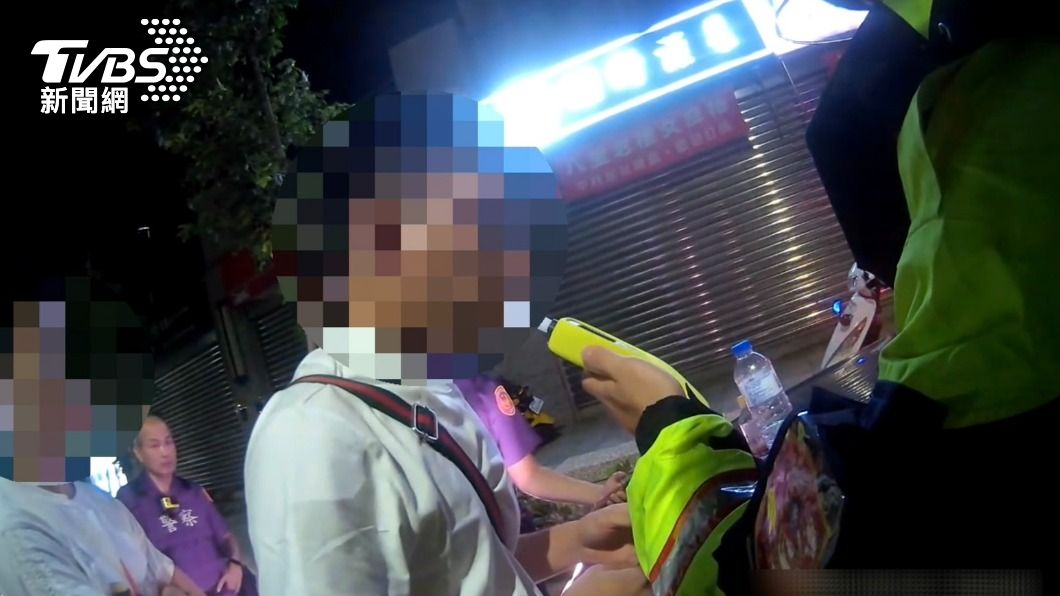 警方攔查酒後騎乘電動滑板車的徐男。（圖／TVBS）