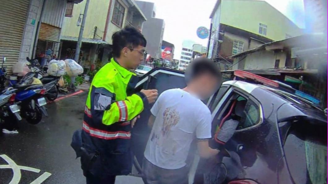 男子抽K菸遭警攔查。（圖／台南市警察局提供）