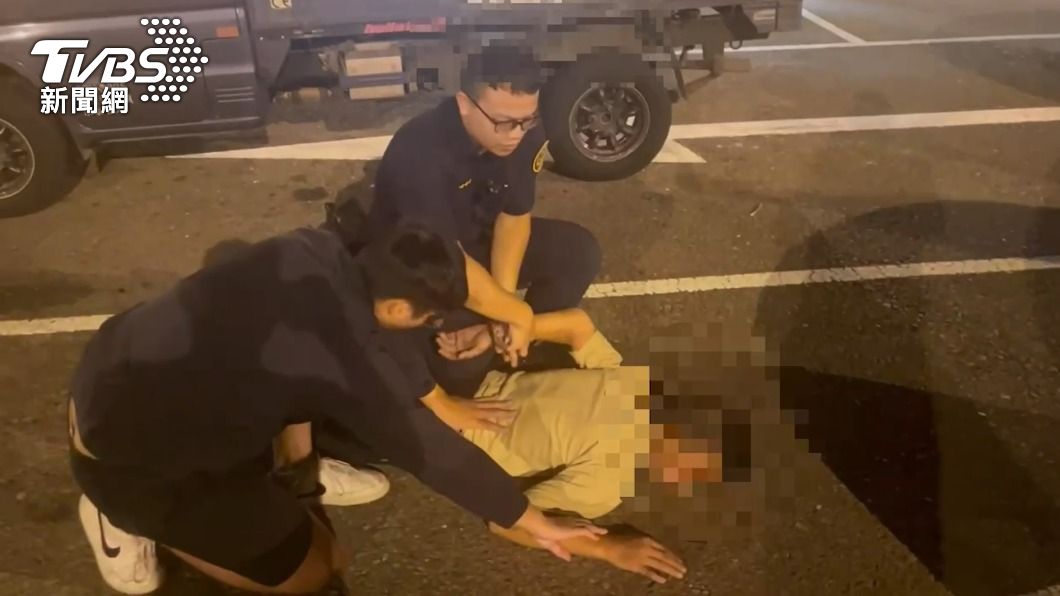 警方南下至新竹湖口休息站逮捕楊姓偷車賊。（圖／TVBS）
