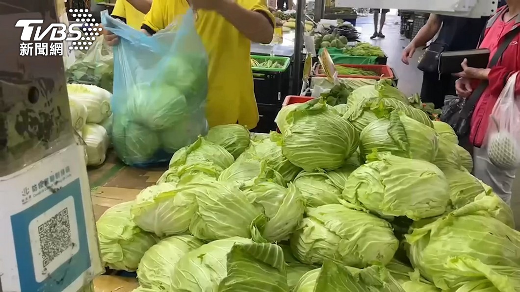 Despite Typhoon Haikui moving away, food prices in Taiwan remain high. (TVBS News) Typhoon causes price surge in Taiwan’s food market