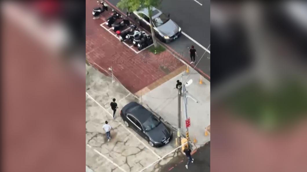 6名男子砸車後跑回接應的車輛逃逸。（圖／翻攝自記者爆料網）