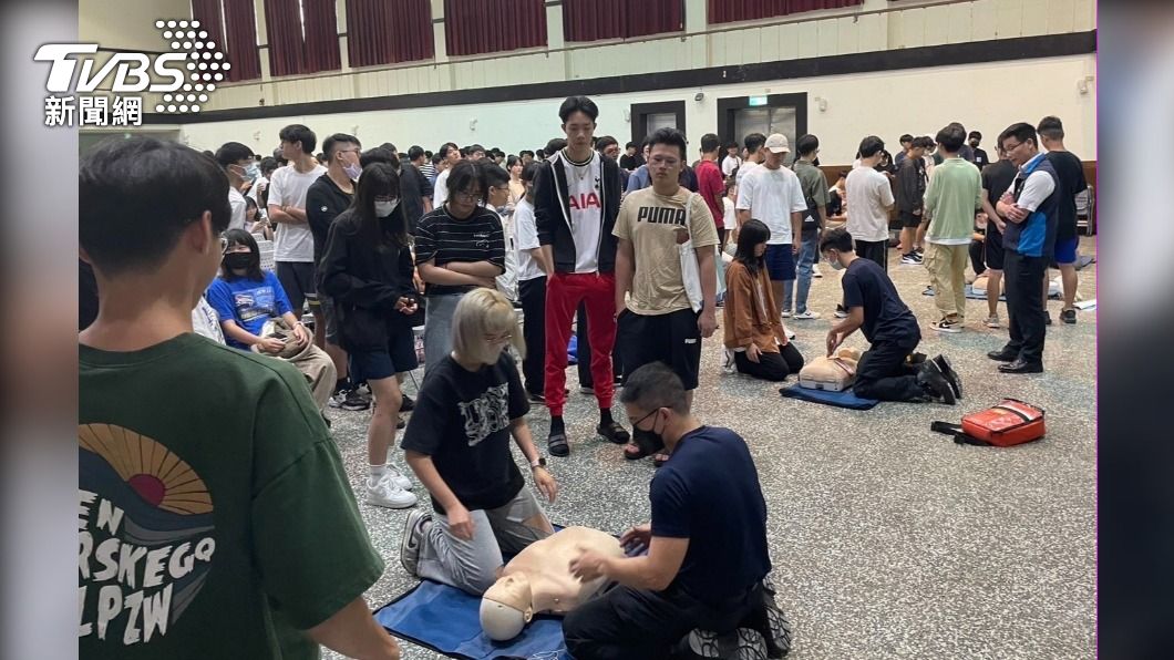 千名政大新生一起學習CPR心肺復甦術。（圖／TVBS）