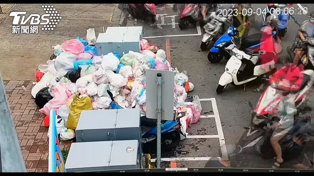The ＂Changhua City Cleanteam＂ will issue fines to litterbugs who dumped their trash on typhoon day.  Litterbugs causing ’garbage mountain’ face NT＄1,200 fine 
