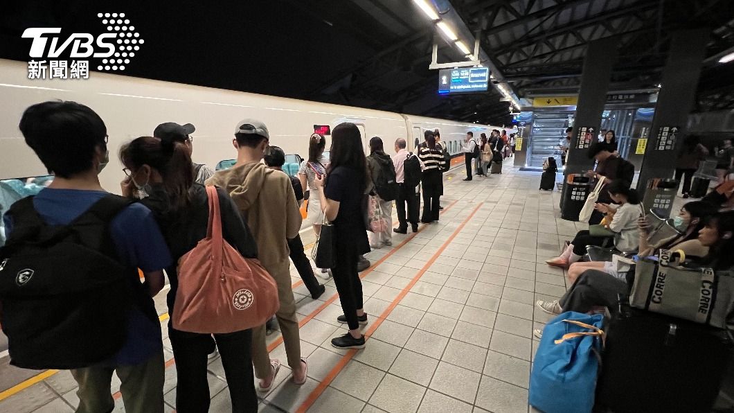 2列車受地震影響一度暫停.（圖／胡瑞麒攝） 嘉義規模5.5地震　高鐵、台鐵「雲林至台南」部分列車延誤