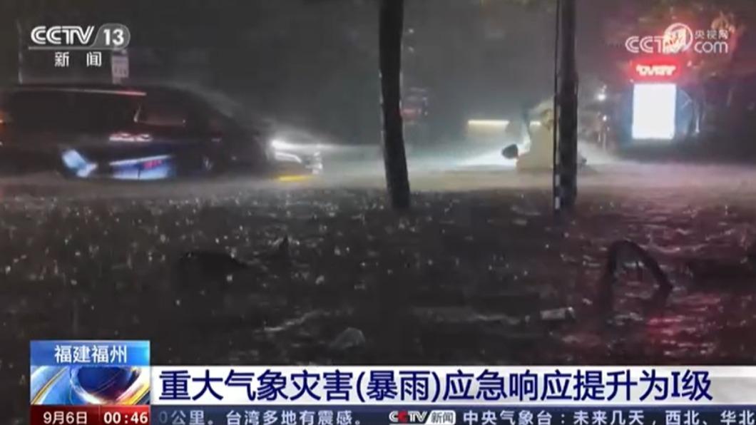 被海葵颱風颱風尾掃到，大陸福州降下驚人暴雨造成市區大淹水。（圖／翻攝自央視新聞）