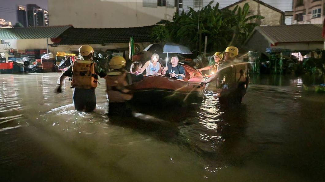 員林市區淹水，民眾搭橡皮艇撤離。（圖／翻攝記者爆料網）