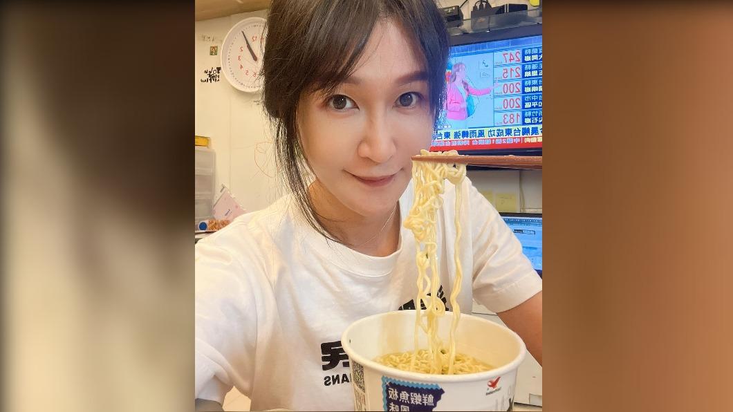 黃瓊慧在臉書PO出颱風天吃泡麵的照片。（圖／翻攝自黃瓊慧 桃園觀察日記臉書）