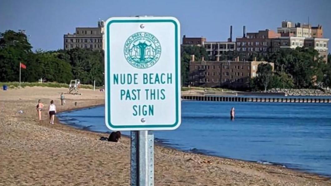 芝加哥一處沙灘上周末被人惡作劇，故意設置了「裸體海灘」告示牌。（圖／翻攝自Alderwoman Maria Hadden臉書）