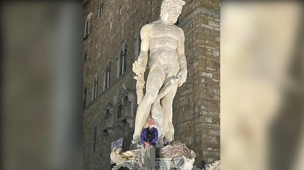 德國遊客摸黑闖入義大利佛羅倫斯知名的海神噴泉，造成百年大理石被破壞。（圖／翻攝自推特@DarioNardella）