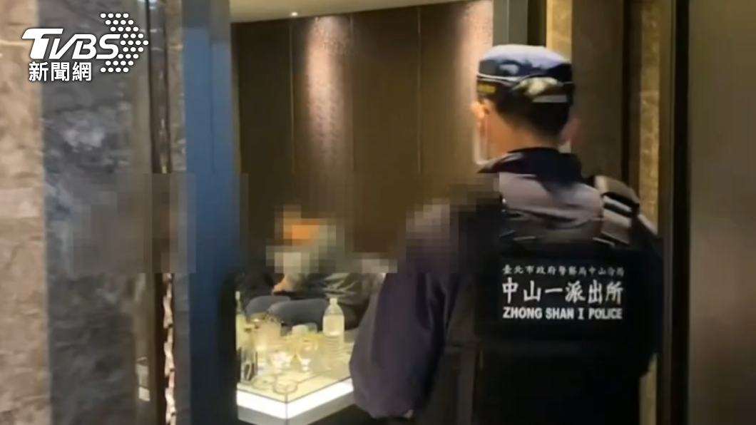 中山警分局多次前往條通商圈酒店臨檢。（圖／TVBS）