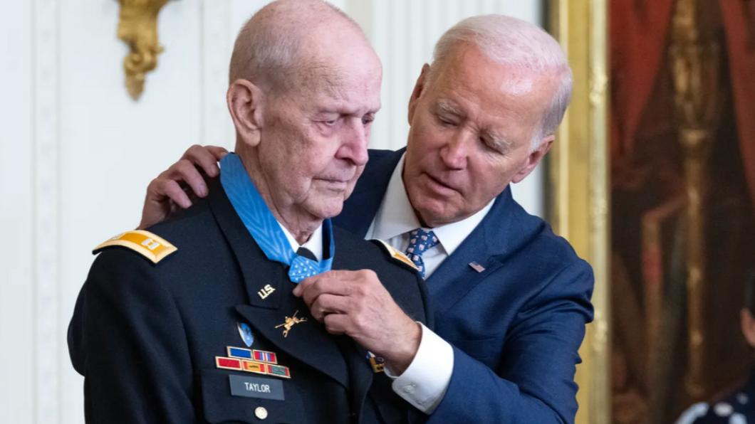 拜登（Joe Biden）近距離「無罩」授勳老兵。（圖／翻攝自《紐約郵報》）　