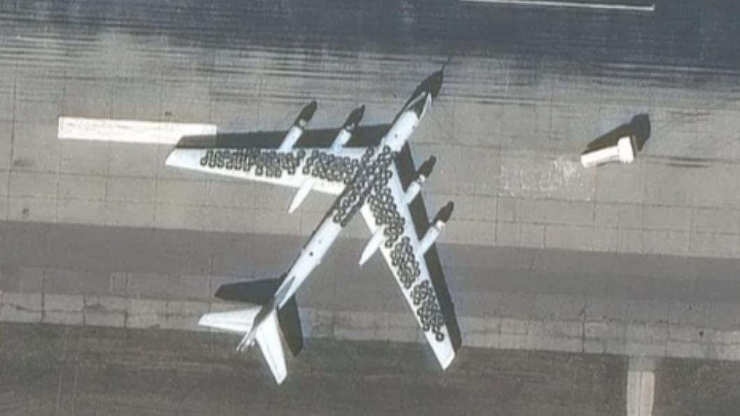 俄羅斯恩格斯空軍基地（Engels-2 Airbase）的戰機上被拍到放滿「汽車輪胎」。（圖／翻攝自《CNN》）