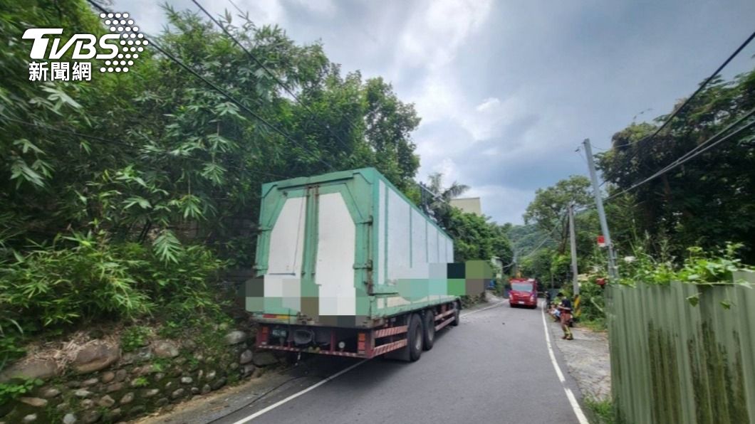 內急！司機疑忘拉手煞 大貨車撞斷電桿害十工廠停電│TVBS新聞網