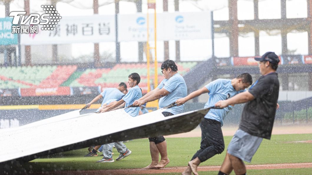 圖為洲際球場下雨後，工作人員進場拉開帆布。（圖／世界棒壘球總會提供）