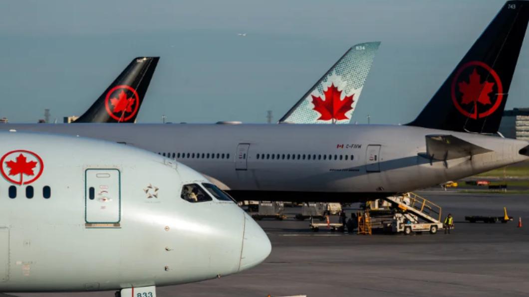 加拿大航空班機上竟出現乘客留下的嘔吐物。（圖／翻攝自《CNN》）