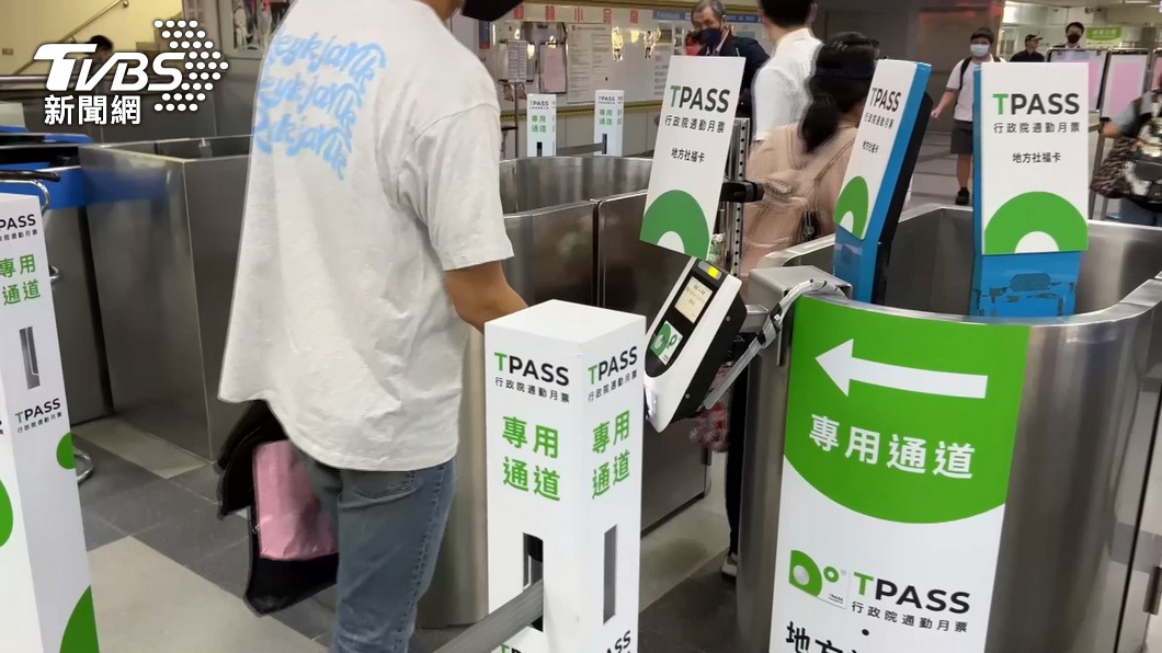 民眾使用TPASS通勤月票搭車(圖／TVBS)