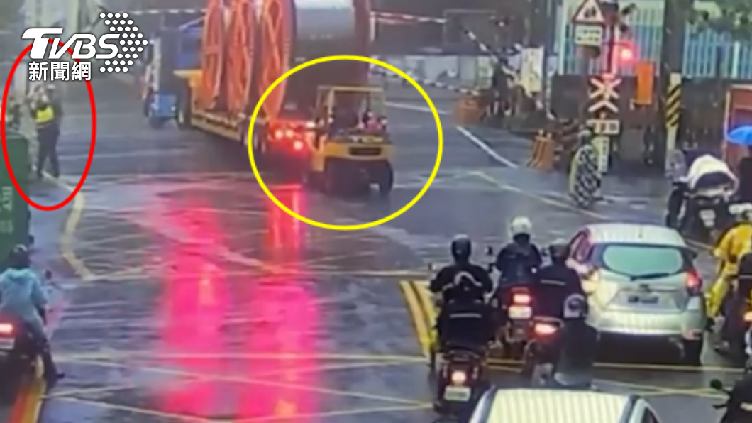 火車要進站了!拖板車卻頭過身沒過 載大電纜卡樹林平交道│TVBS新聞網