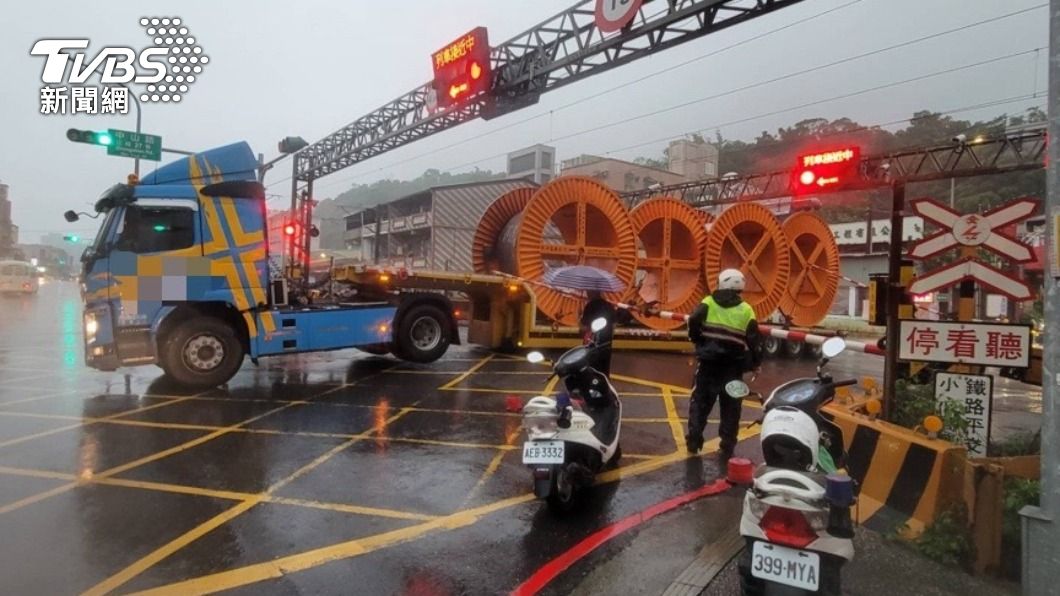 火車要進站了!拖板車卻頭過身沒過 載大電纜卡樹林平交道│TVBS新聞網