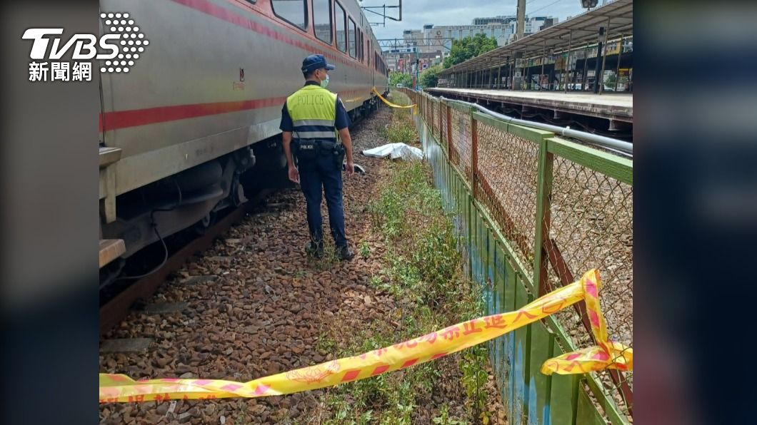 男子當場被列車撞飛身亡。（圖／警方提供）