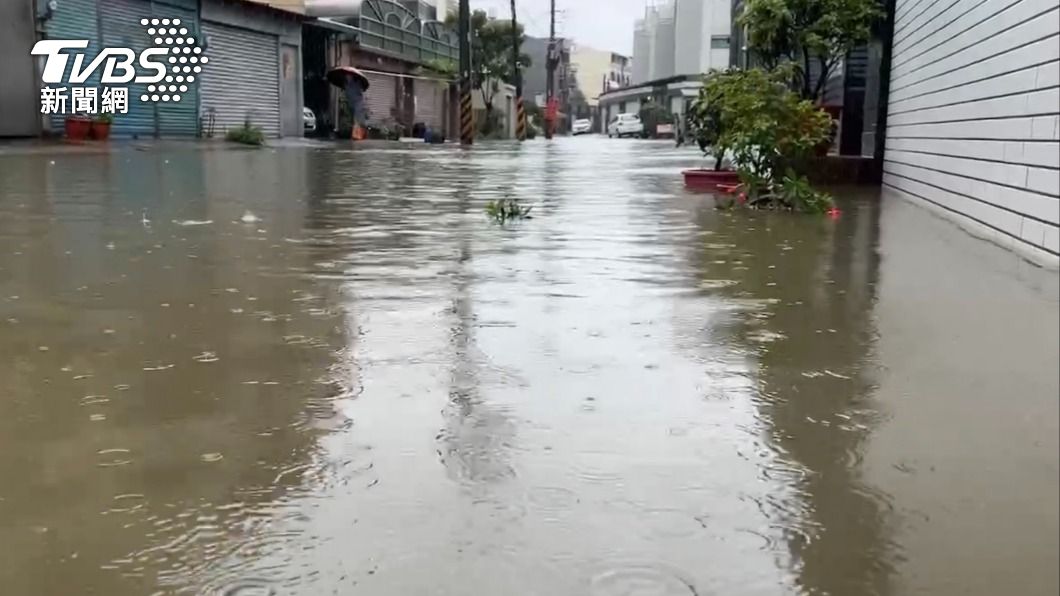 台南市仁德區，短短一小時累積雨量破59毫米。（圖／TVBS）