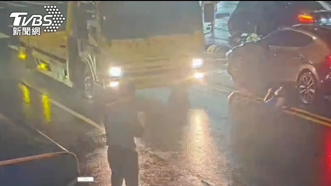 拖板車未察覺倒臥在地的男大生，當場將其輾斃。（圖／TVBS）