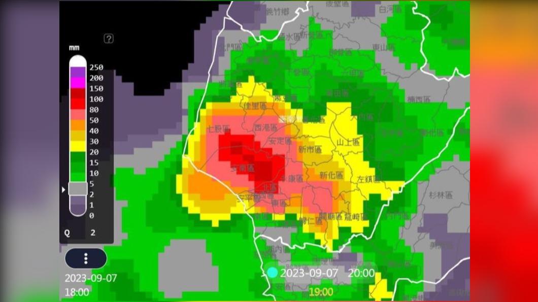 受到低壓帶影響，台南晚間降下大雨。（圖／翻攝自黃偉哲　臉書）
