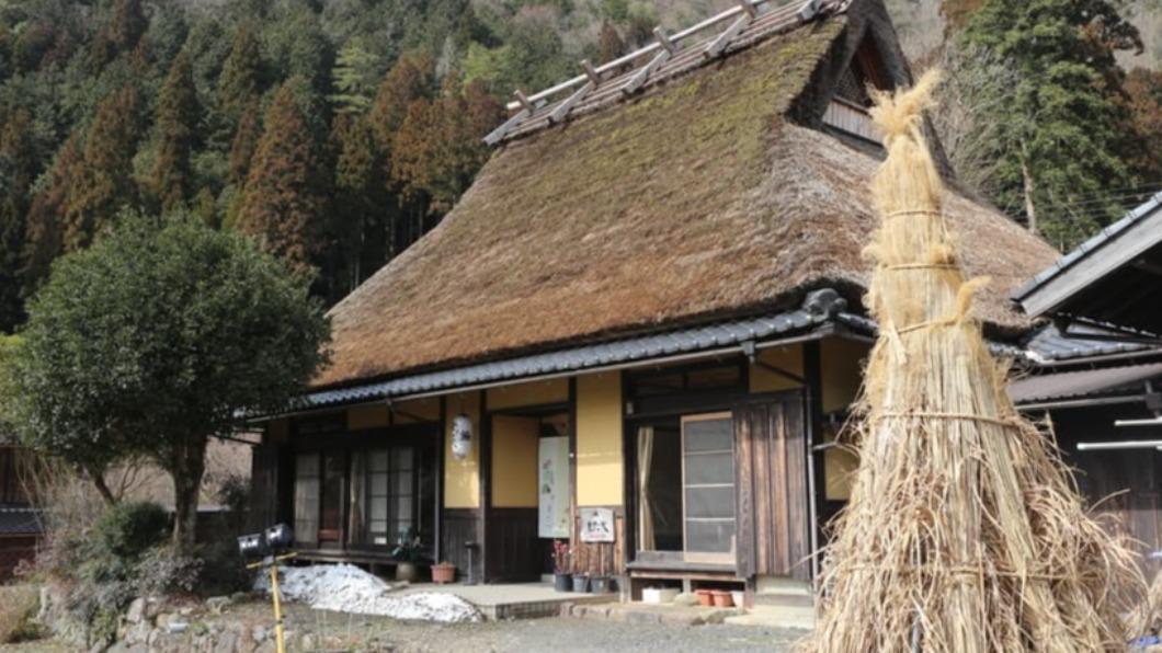 京都的美山茅草屋之里深受國際遊客歡迎，卻面臨嚴重的廁所整潔問題。（圖／翻攝自@SideKyoto推特）
