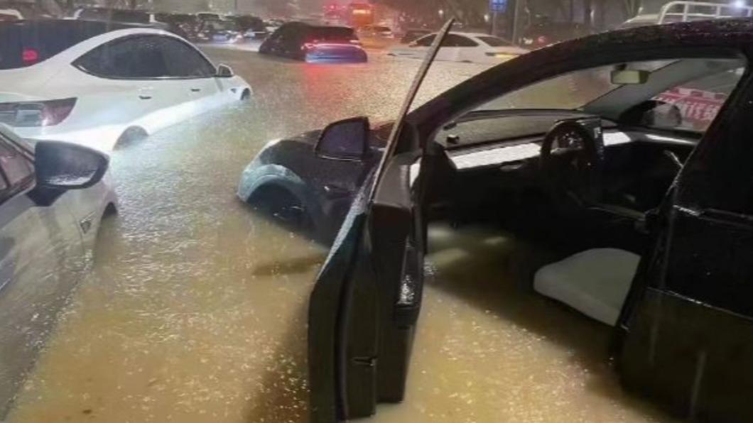 [新聞] 沒見過這麼急的水！　香港百年暴雨慘淹各