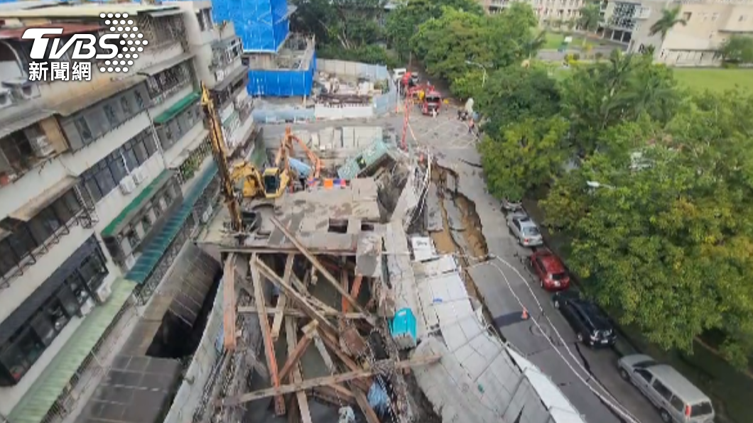 基泰大直附近民宅嚴重倒塌。（圖／TVBS）