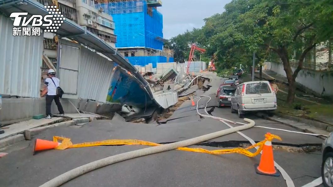 Kee Tai Properties’ construction site in Dazhi collapsed on Thursday, dragging neighboring buildings Taipei City gov’t: Grouting would take 3 days to complete