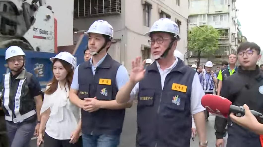 Taipei Mayor Chiang Wan-an inspects the construction site that led to collapsed buildings. (TVBS New Taipei Mayor bans residents from retrieving belongings