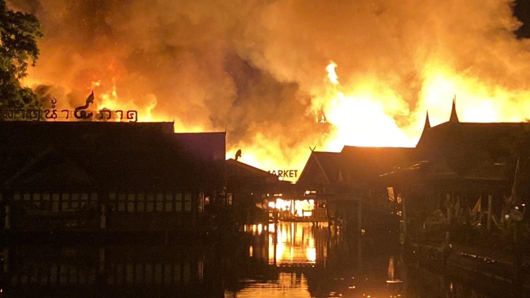 泰國水上市場7日晚間陷入一片火海，木造建築起火延燒。（圖／翻攝自@The_PattayaNews推特）