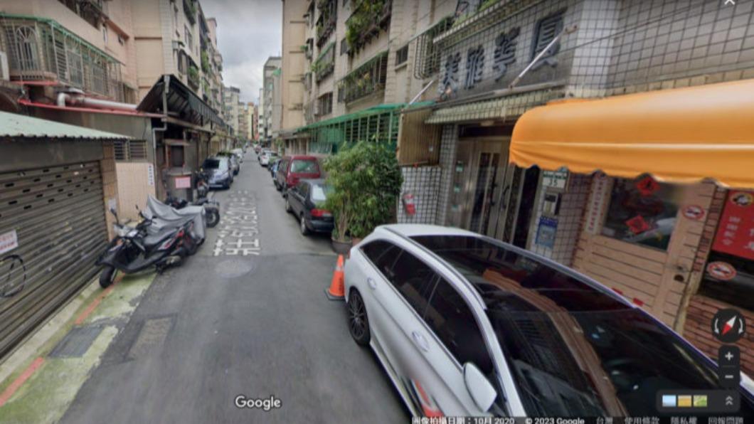 台灣四處可見一樓住戶把道路當自家車位的亂象。（圖／翻攝自Google Map）
