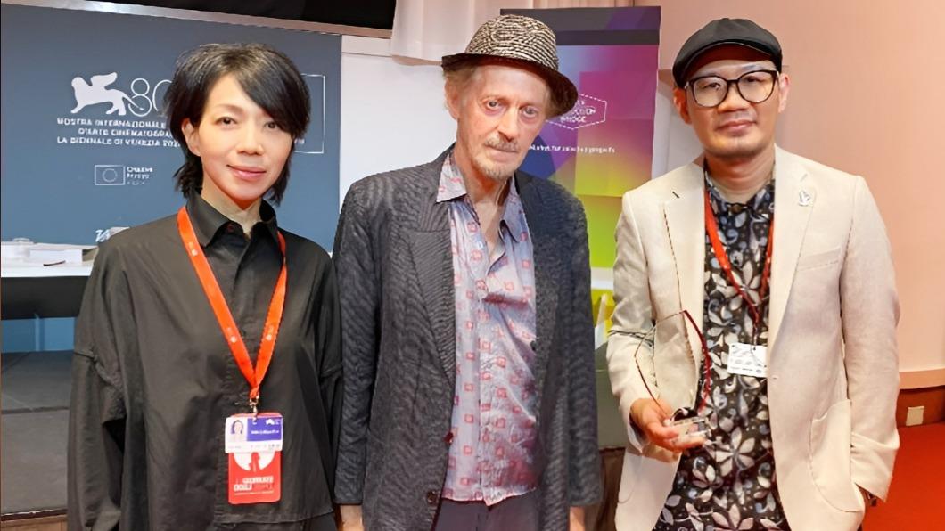 導演張吉安（右起）、費里尼御用編劇卡瓦佐尼（Ermanno Cavazzoni）、萬芳出席威尼斯影展「電影藝術獎」頒獎典禮。（圖／海鵬提供）