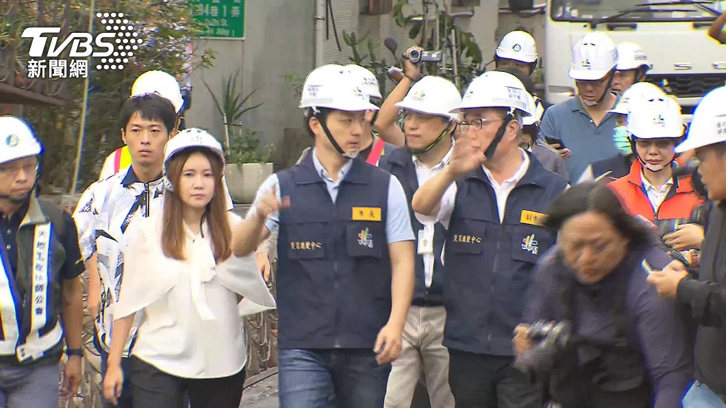 Mayor Chiang Wan-an inspects Dazhi Street where a construction site collapse resulted in tilting of  Taipei orders operation halts at seven construction sites