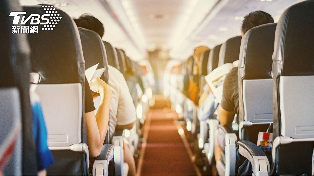 正妹空姐香緹認為飛機上最髒的地方是椅袋跟地毯。（示意圖／shutterstock達志影像）