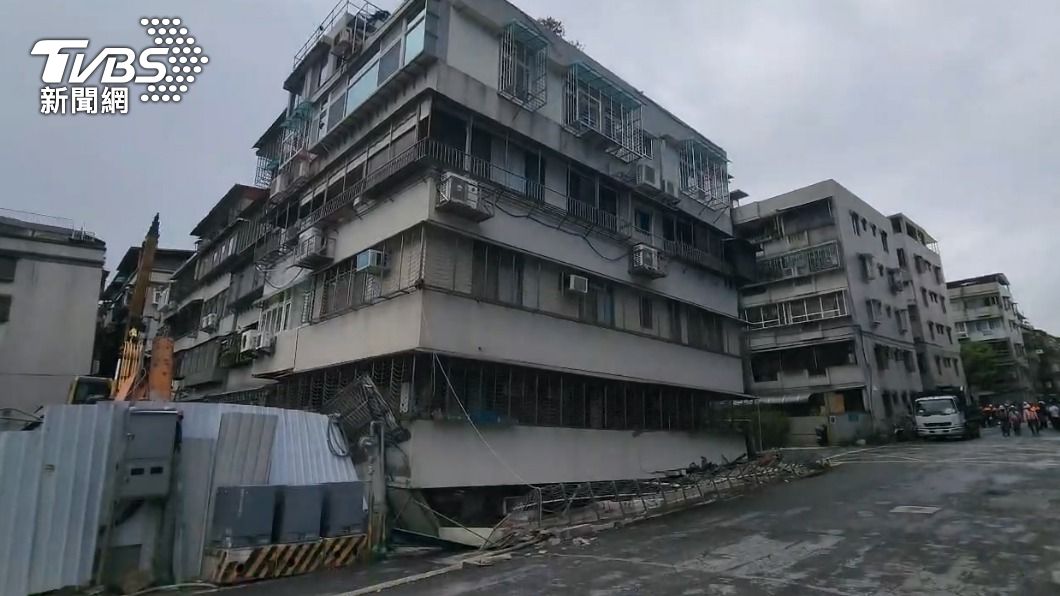 基泰大直施工不慎害鄰宅塌陷。（圖／TVBS）