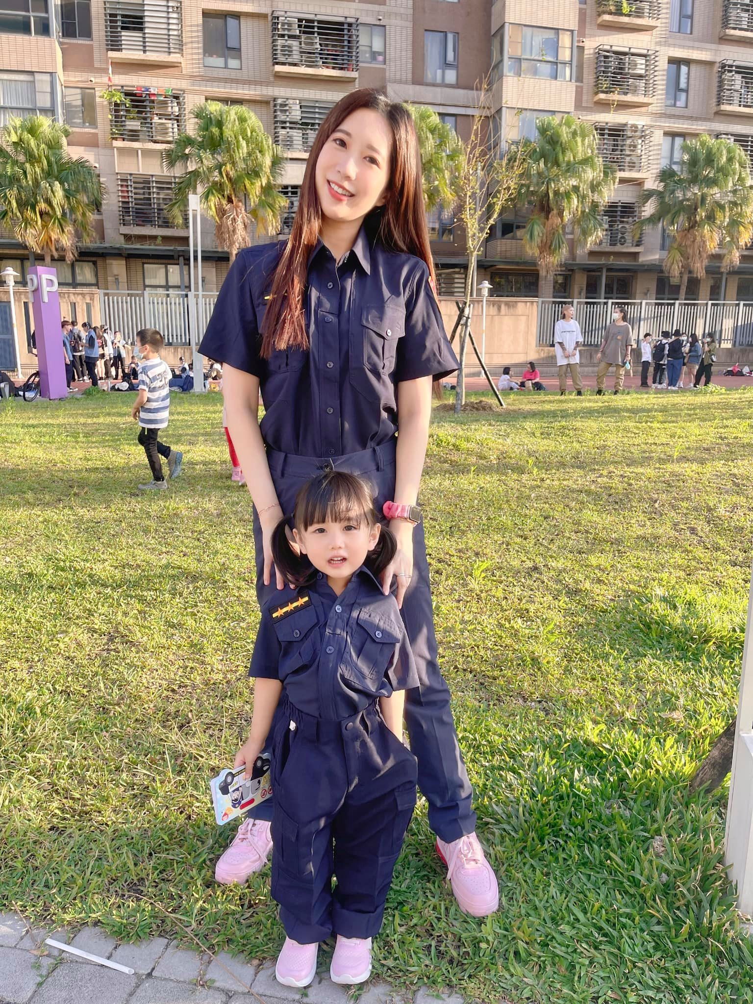 紅豆妹母親本身為警察職，不過因女兒太紅而有業配出現引發爭議。（圖／翻攝自　紅豆妹（阿豆）臉書粉專）